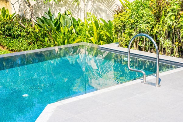 Quelles fleurs planter à côté d’une piscine ?