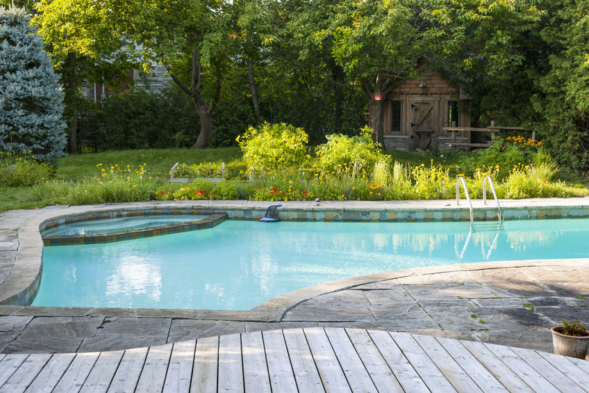 Choisir le dallage piscine parfait : les critères essentiels